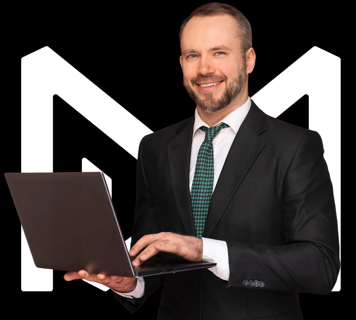 Barbat lucreaza pe laptop | Design by Freepik